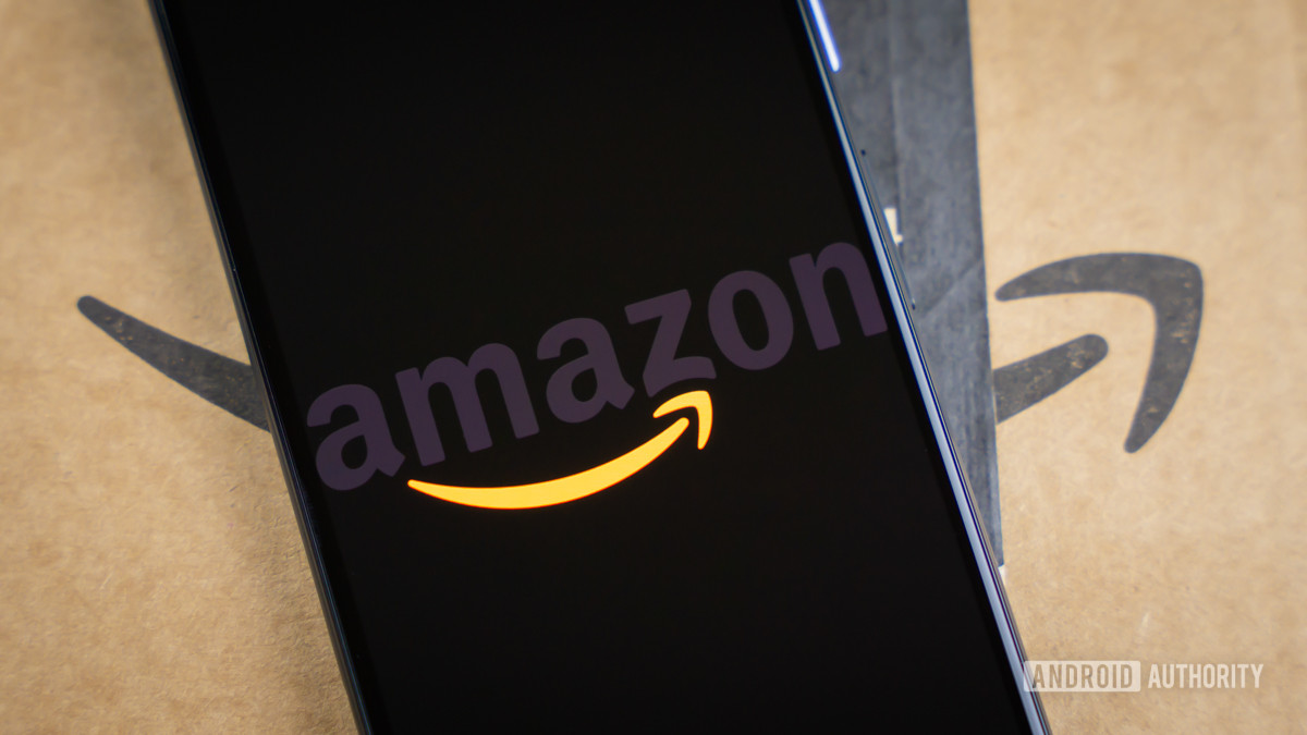 Kutuların yanındaki telefonda Amazon logosu Hazır Fotoğraf 15