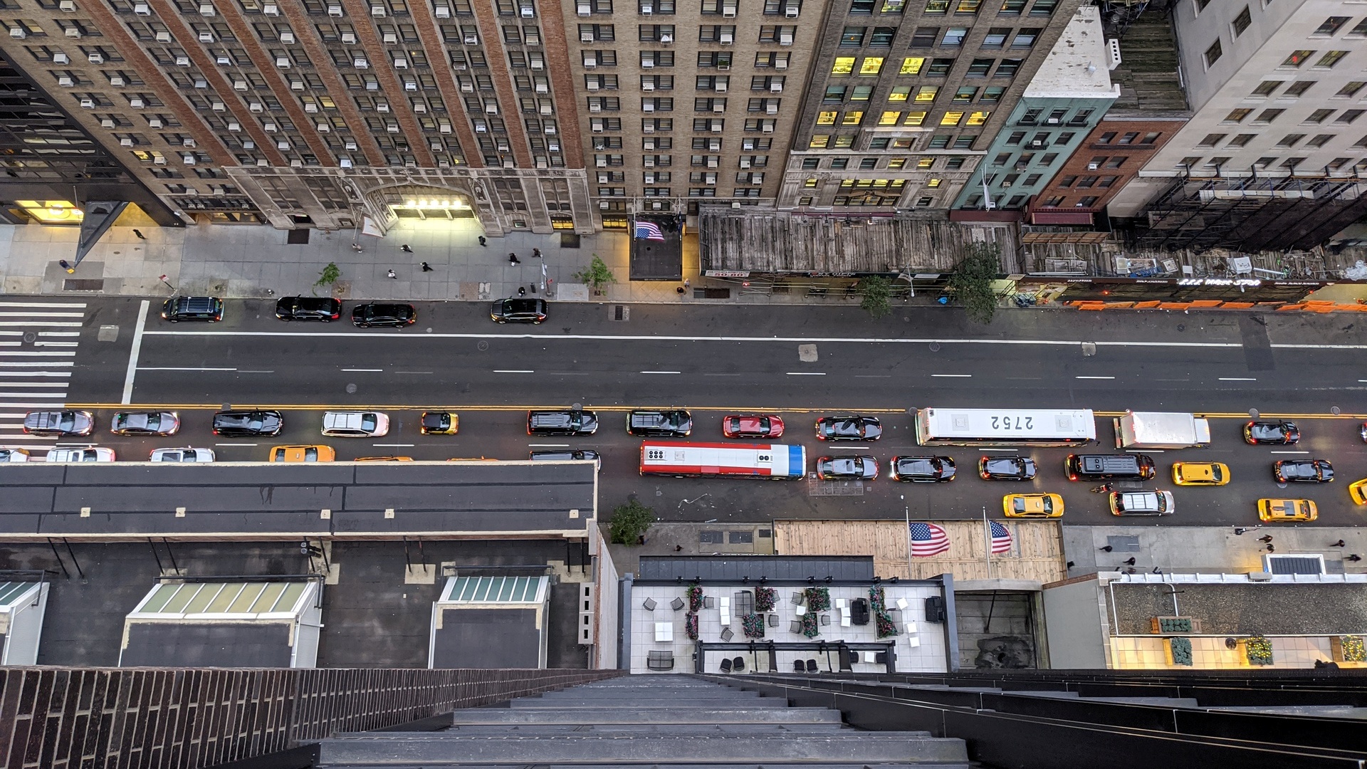 Sokak görünümüne tepeden bakan Google Pixel 4 kamera örneği 1920x1080 1