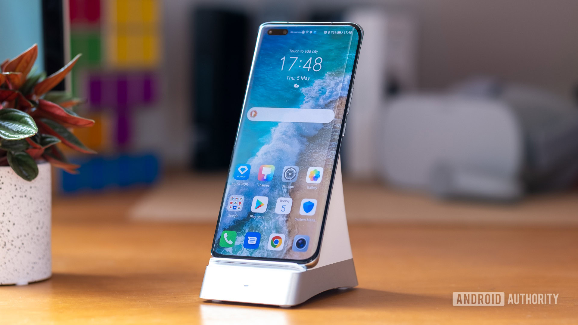 https://www.androidauthority.com/wp-content/uploads/2022/05/Honor-Magic-4-Pro-wireless-charging-dock.jpg