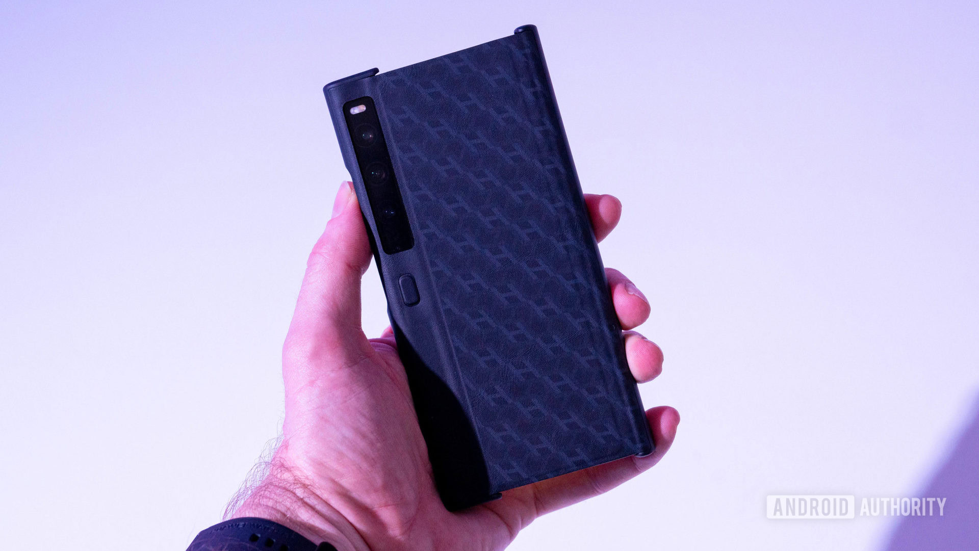 Huawei Mate Xs 2 case in hand
