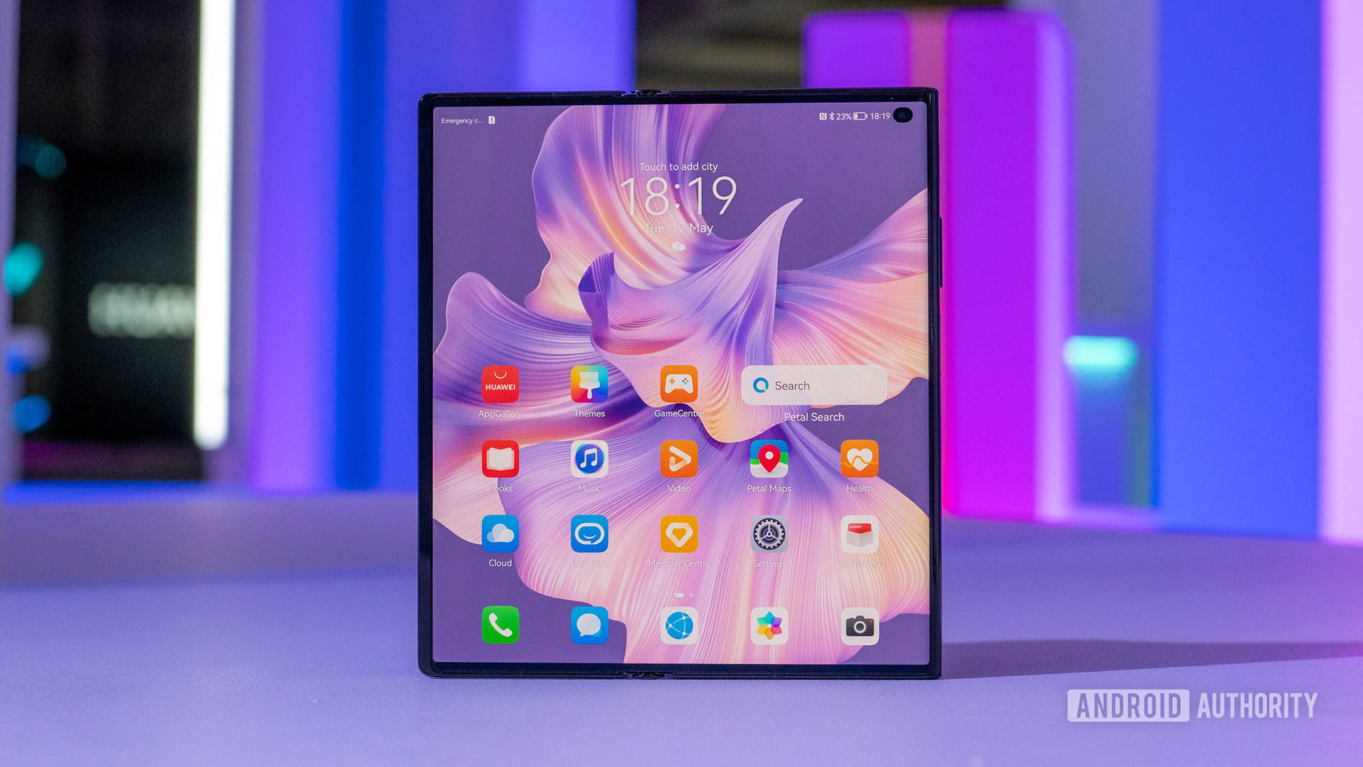 HUAWEI Mate Xs 2 open standing - Foldable phones