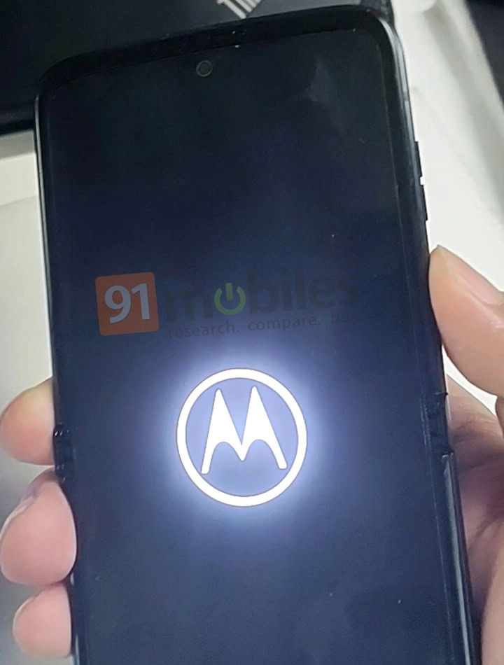 Motorola Razr 3 canlı görüntüleri, Motorola logolu telefon ekranını gösteren Evan Blass'ı sızdırıyor.