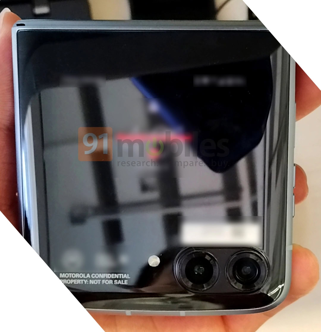 Motorola Razr 3 canlı görüntüleri Evan Blass'ın telefonun katlanmış halde olduğunu gösteriyor.
