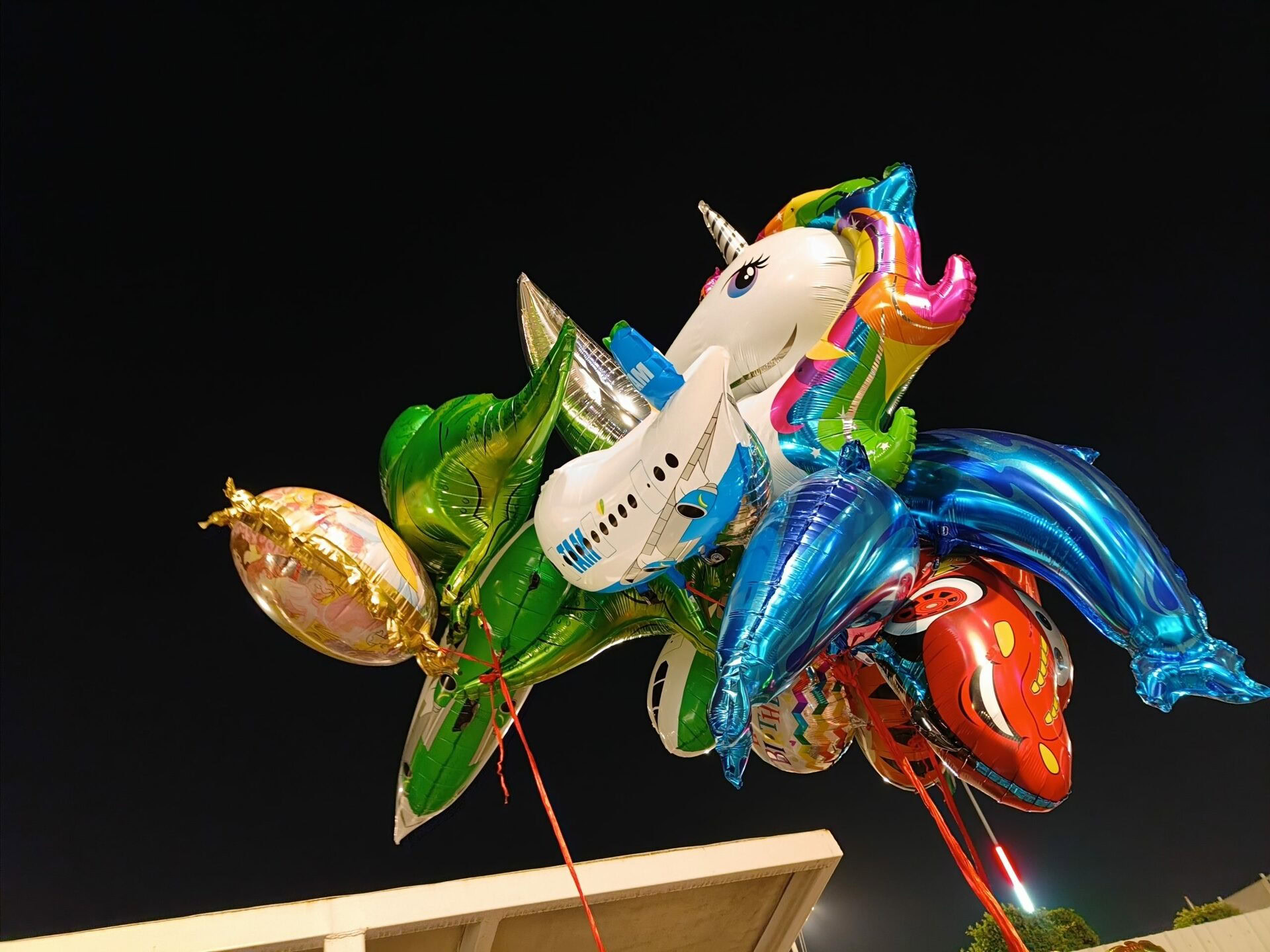 OnePlus 10R camera sample primary camera night time colorful metallic balloons