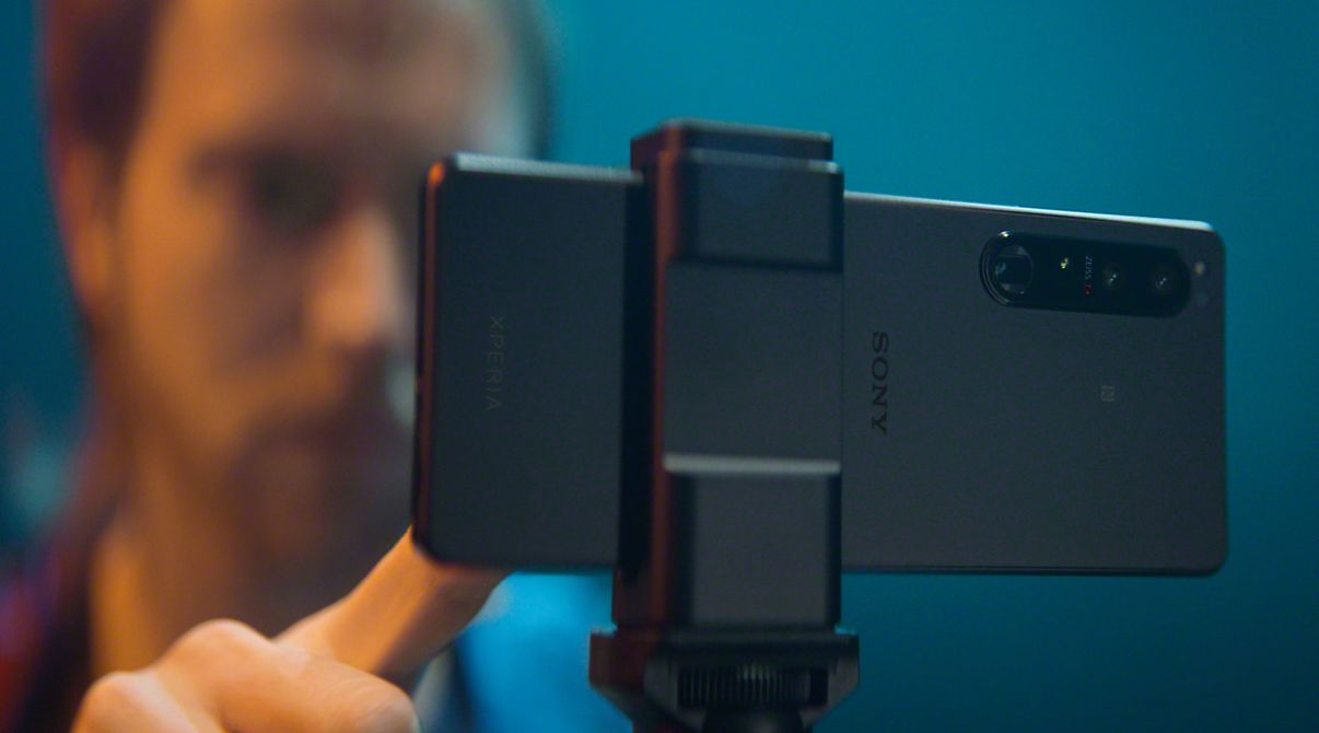 Sony Xperia 1 IV pada dudukan smartphone