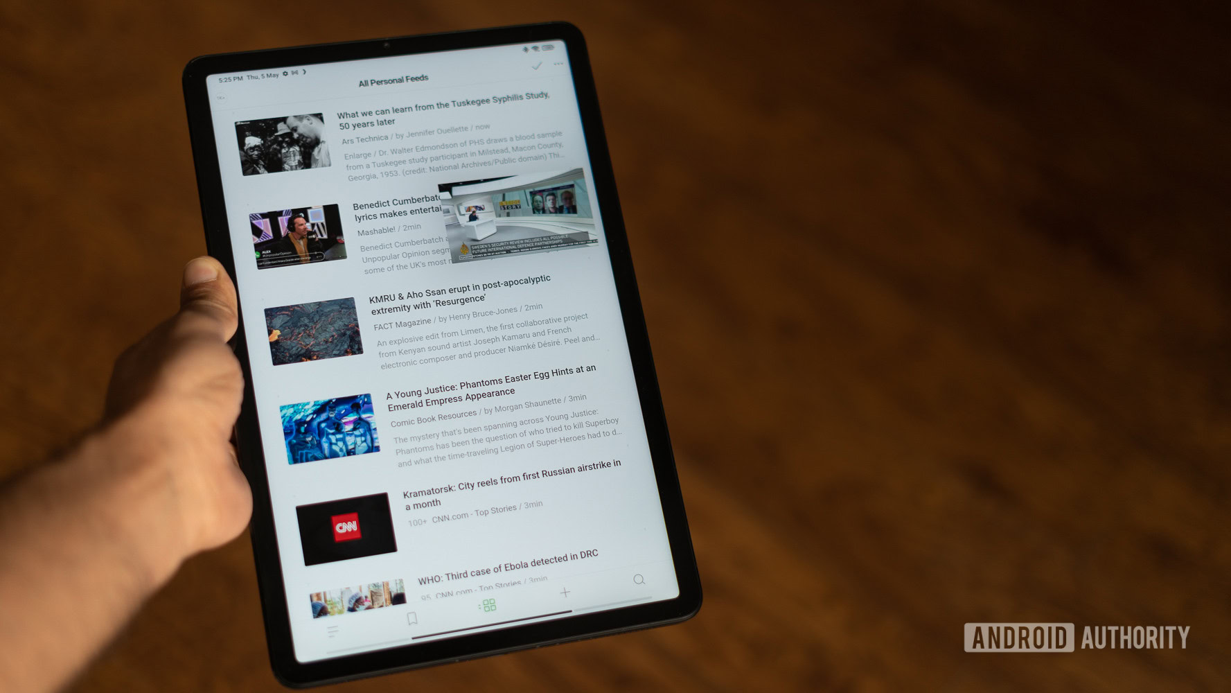 Xiaomi Pad 5 in hand shows news feed