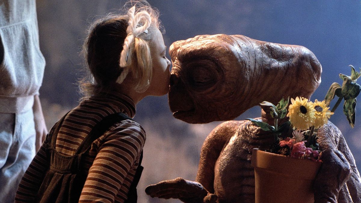 a girl kisses E.T. in E.T. The Extra Terrestrial - movies that inspires stranger things