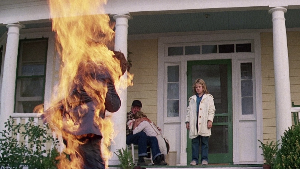 Genç Drew Barrymore, Firestarter'da yanan bir adamı izliyor - yabancı şeyler gibi filmler