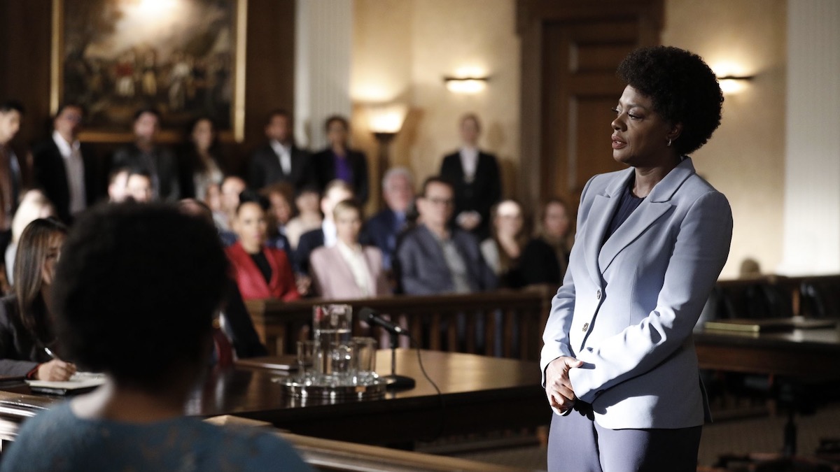 Viola Davis berbicara kepada juri di How to Get Away with Murder - acara seperti pengacara lincoln