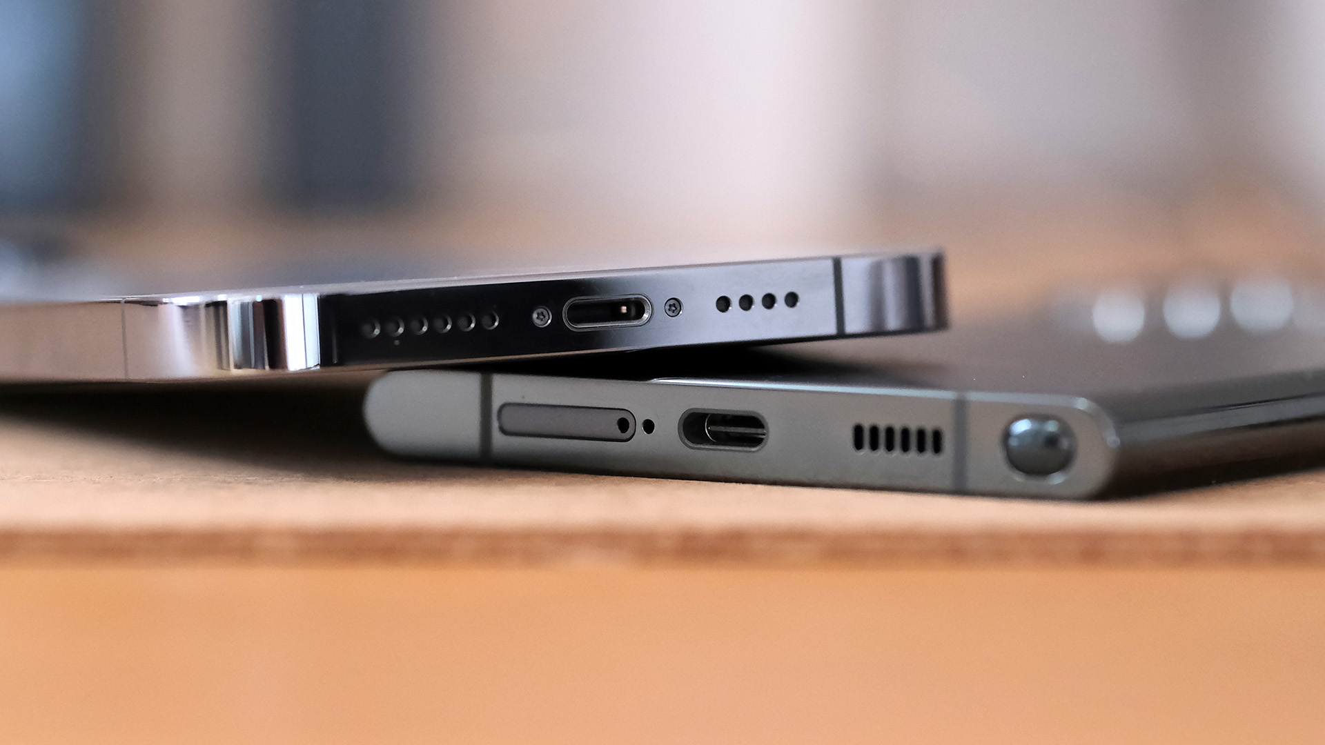USB C'ye karşı yıldırım bağlantı noktasını gösteren yan yana iki telefon
