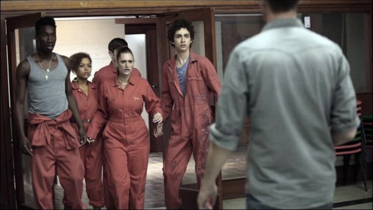 Orang-orang muda dalam pakaian penjara di Misfits - pertunjukan terbaik seperti akademi payung