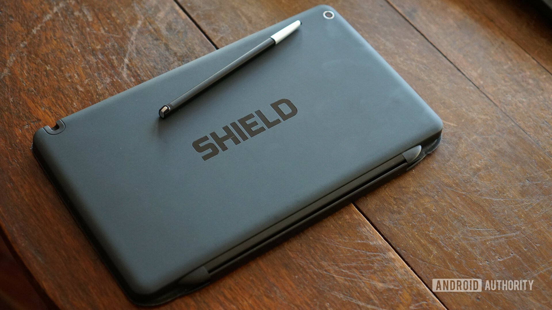 Tablet Nvidia Shield dan stylus diubah ukurannya