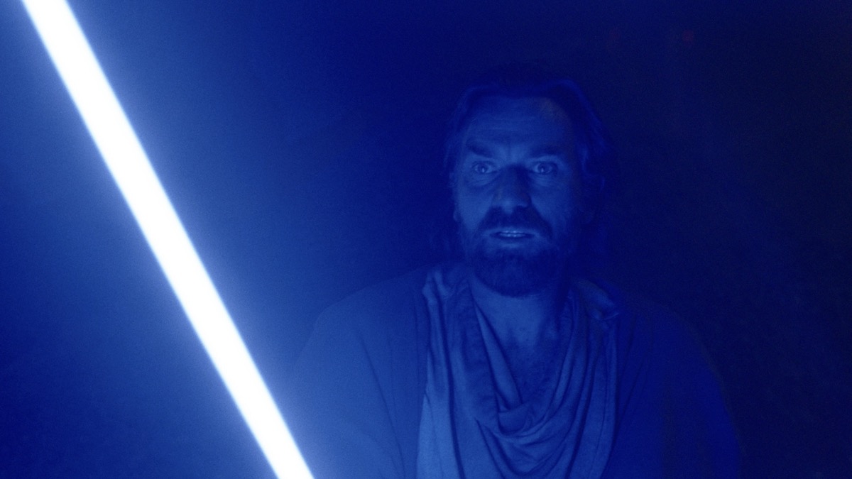 Ewan McGregor memegang lightsaber di ulasan Obi Wan Kenobi episode 4
