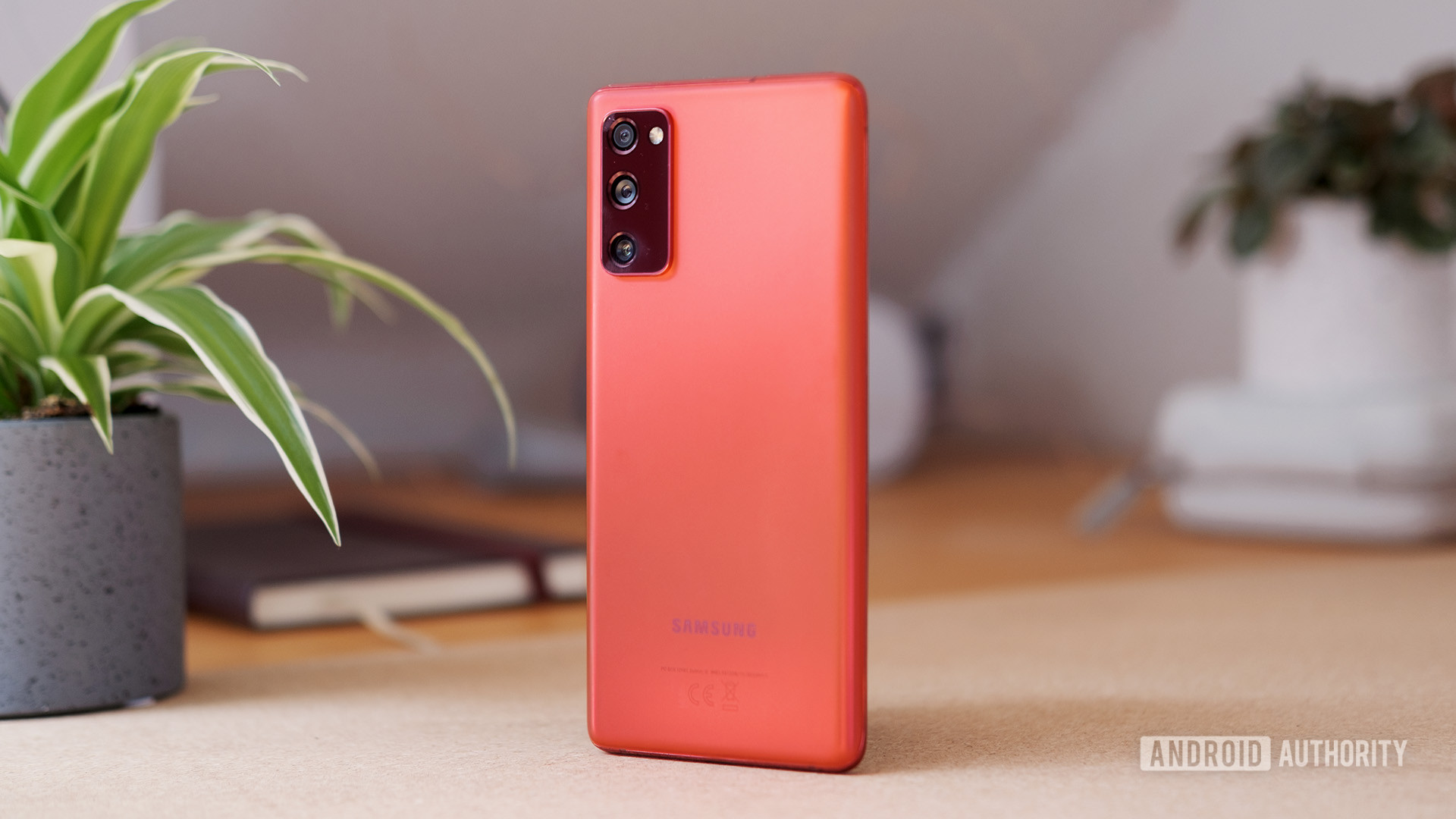 Samsung Galaxy S20 FE jalur warna merah menunjukkan bagian belakang ponsel dan kamera.