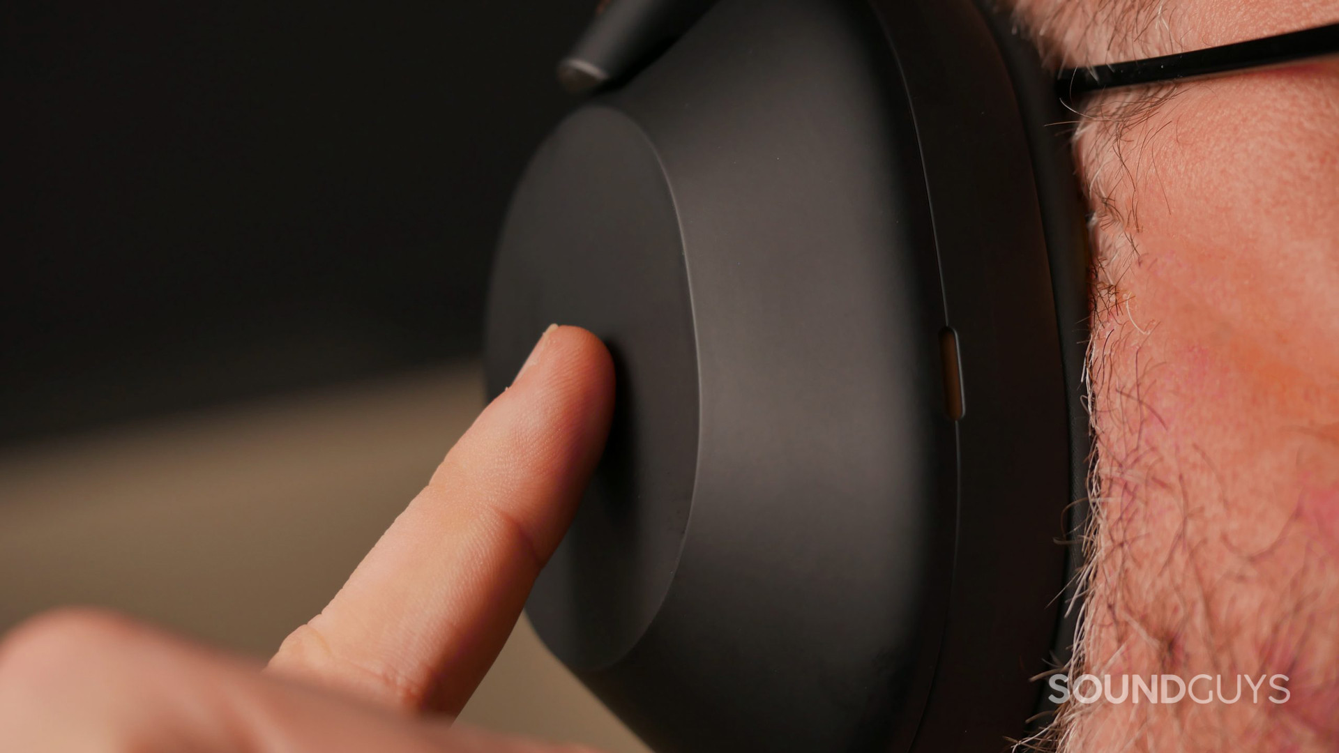 นิ้วสัมผัสหูฟังของ Sony WH-1000XM5 แบบสวมศีรษะ