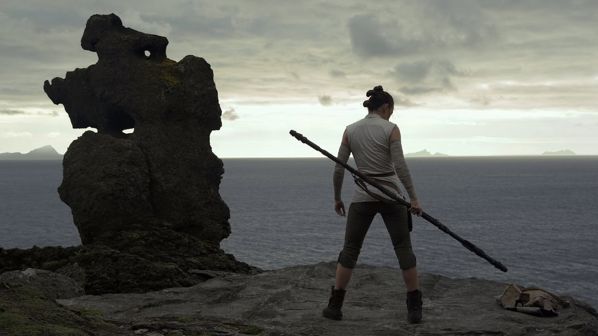 Rey trains in Star Wars: The Last Jedi - best legacyquels