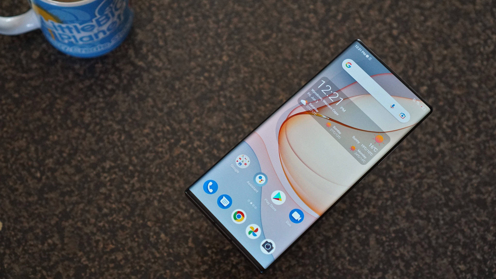 https://www.androidauthority.com/wp-content/uploads/2022/06/ZTE-Axon-40-Ultra-screen-on-table-edited-scaled.jpg