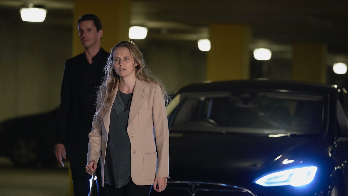 Matthew Goode sebagai Matthew Clairmont dan Teresa Palmer sebagai Diana Bishop di garasi parkir di A Discovery of Witches - pertunjukan seperti gadis kertas