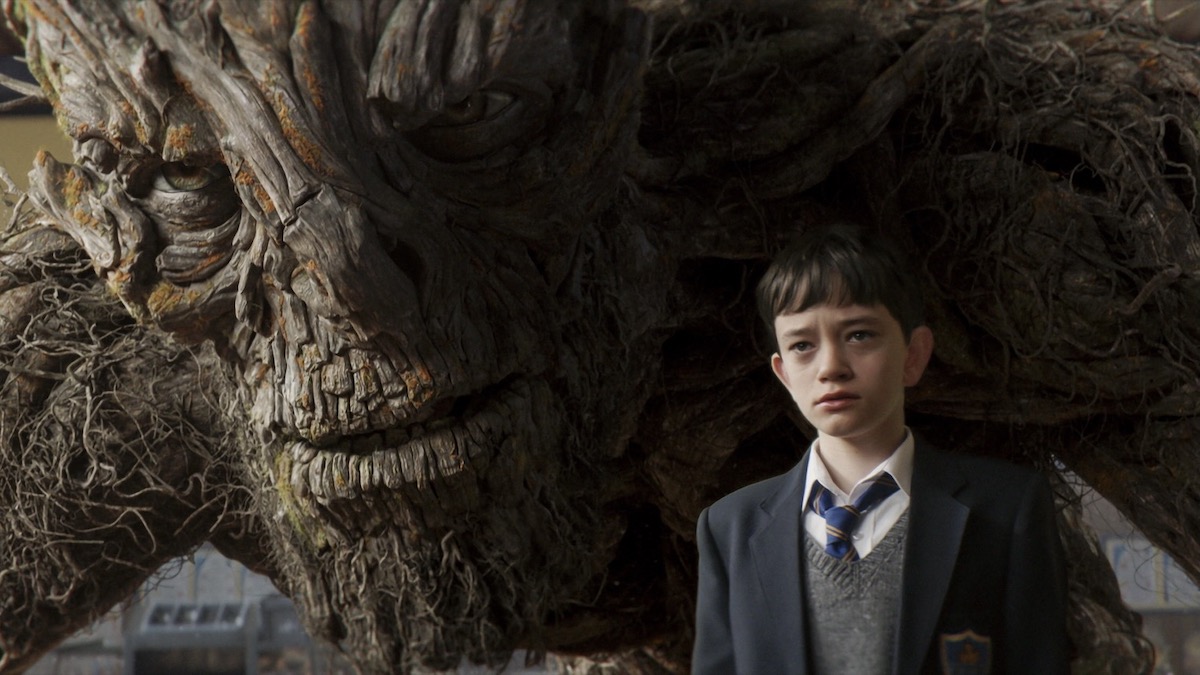 Seorang anak dan monster raksasa di A Monster Calls - film fantasi terbaik di netflix