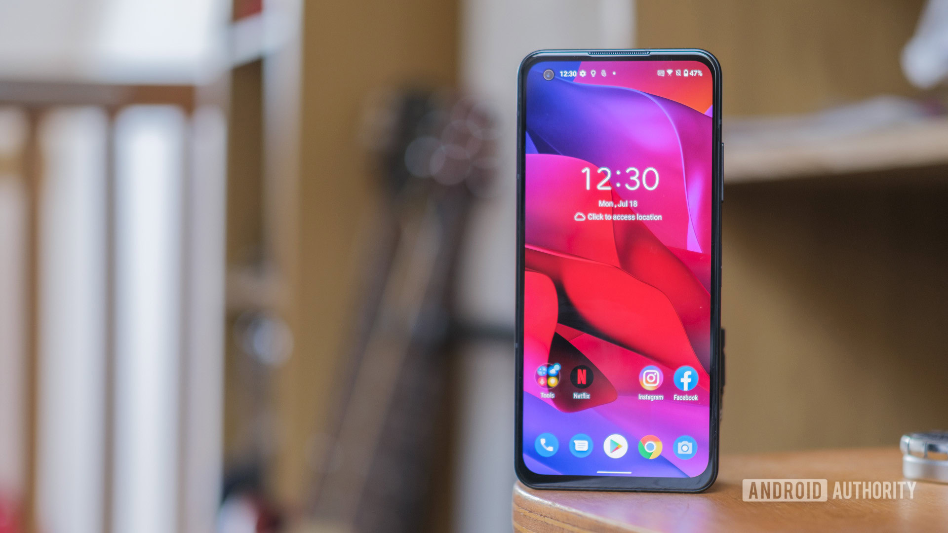 Asus Zenfone 9 staat voor het bureau