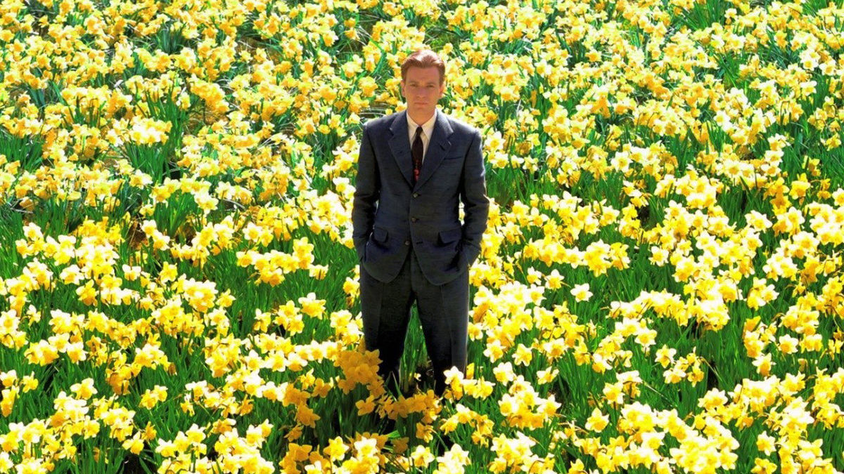 Ewan McGregor stands in a field of yellow flowers in Big Fish