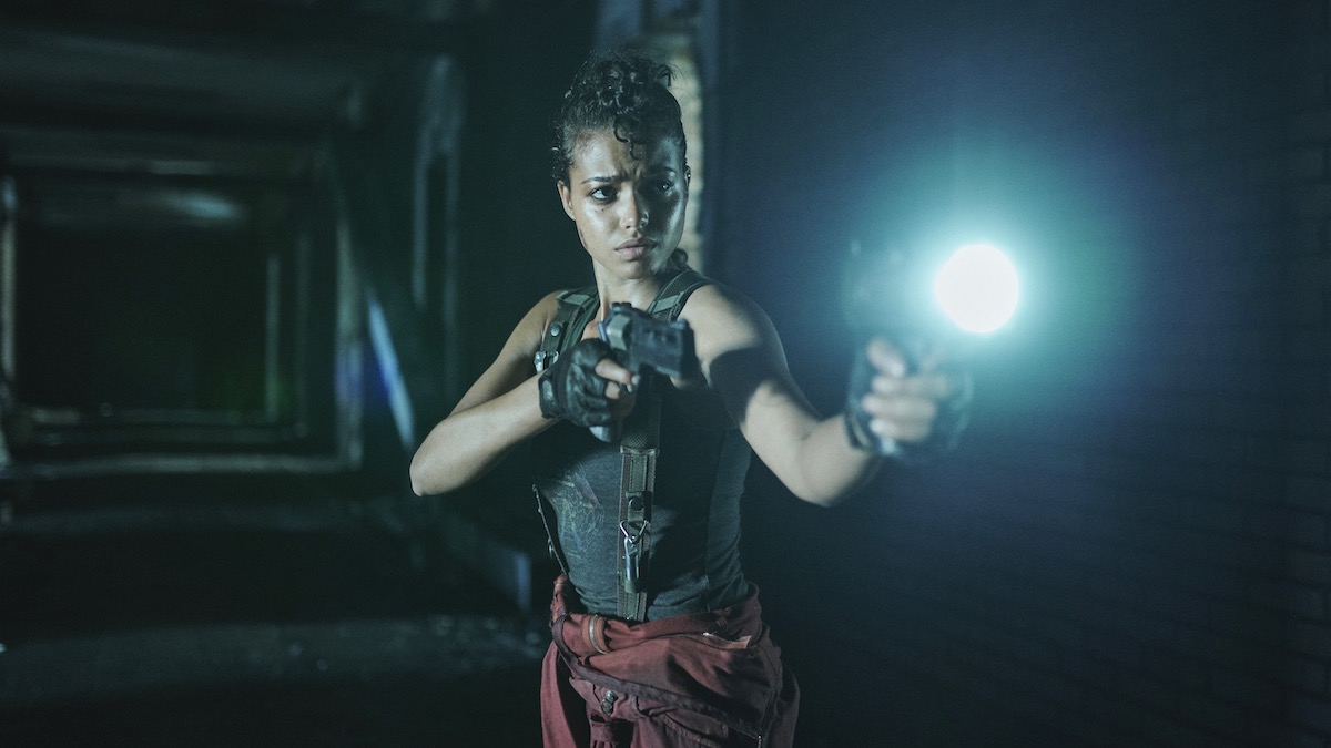Ella Balinska pointe une arme à feu dans un tunnel sombre dans Resident Evil sur Netflix - critique