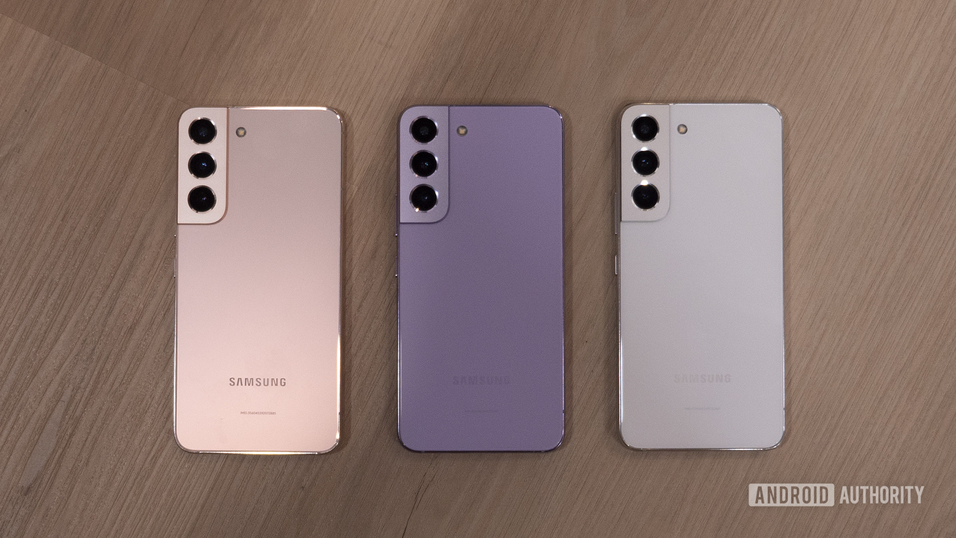 Samsung Galaxy S22 Bora Purple vs Phantom White cs Pink Gold on Wood Floor