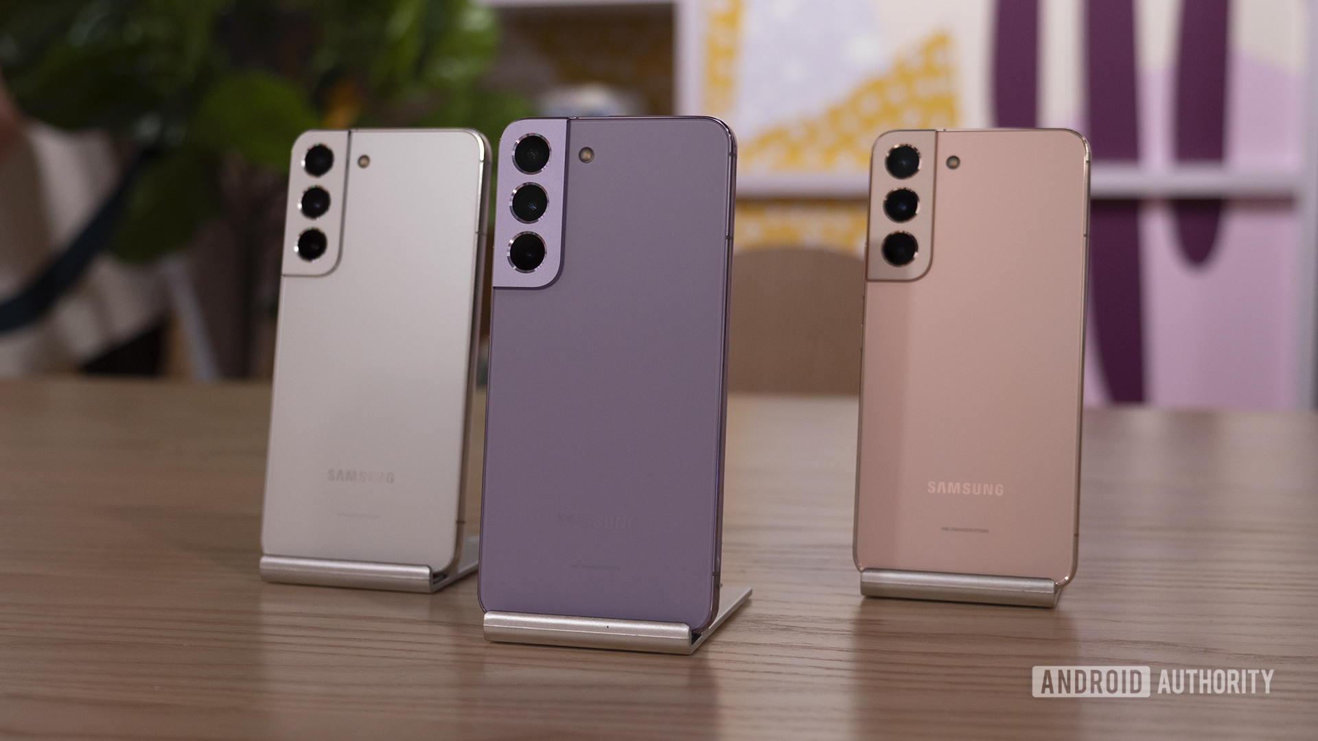 Samsung Galaxy S22 Bora Purple vs Phantom White vs Pink Gold AT&T fırsatları