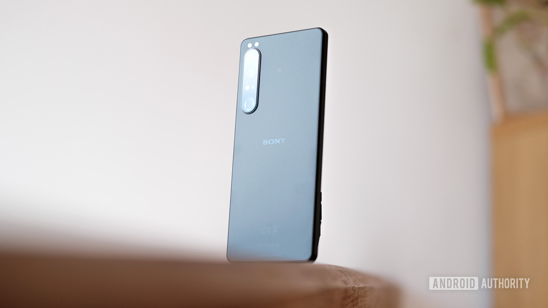 Sony Xperia 1 IV back standing hero dynamic