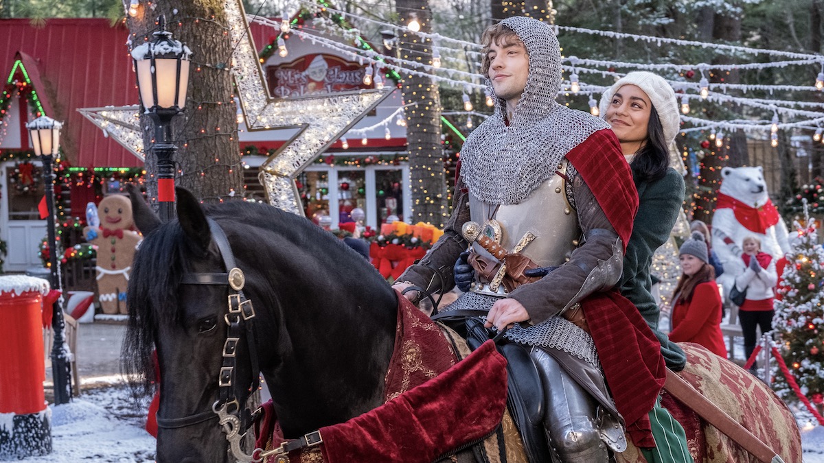 Josh Whitehouse dengan baju besi ksatria dan Vanessa Hudgens menunggang kuda bersama di The Knight Before Christmas - film fantasi terbaik di netflix