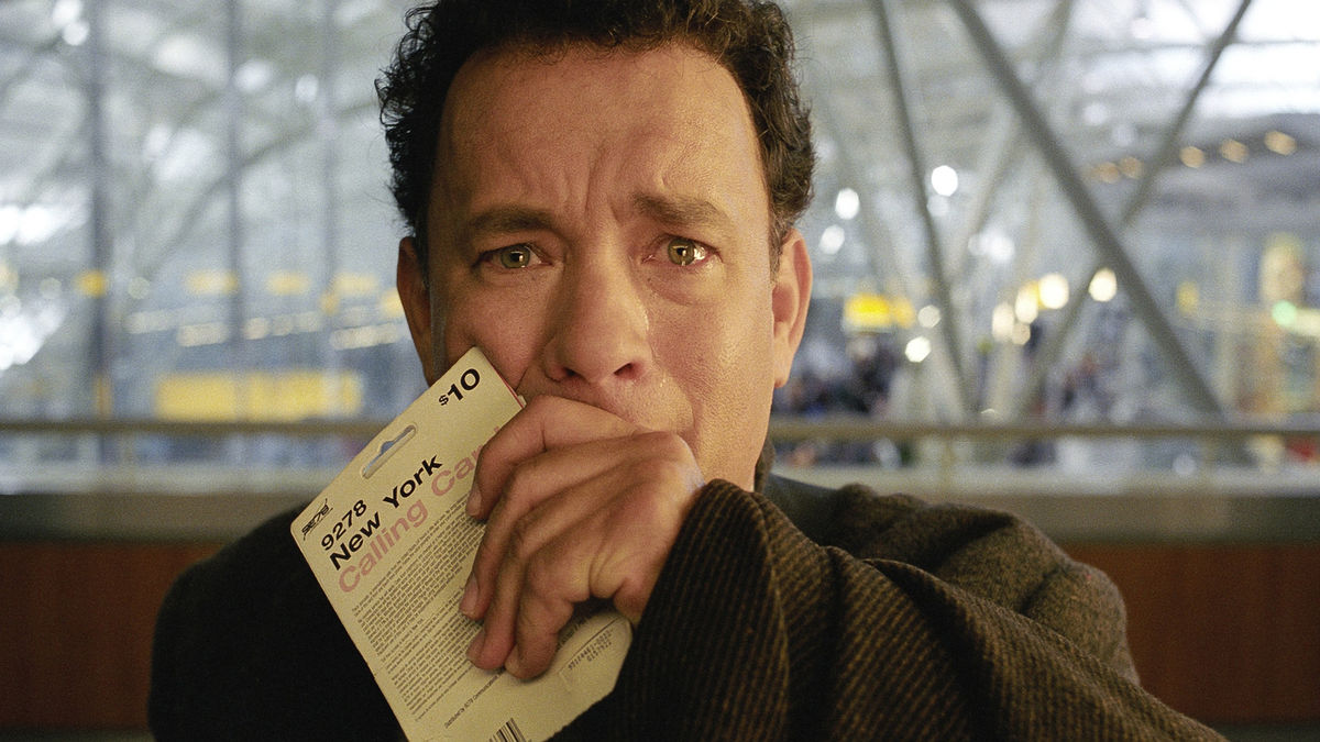 Tom Hanks llorando en una terminal del aeropuerto en The Terminal