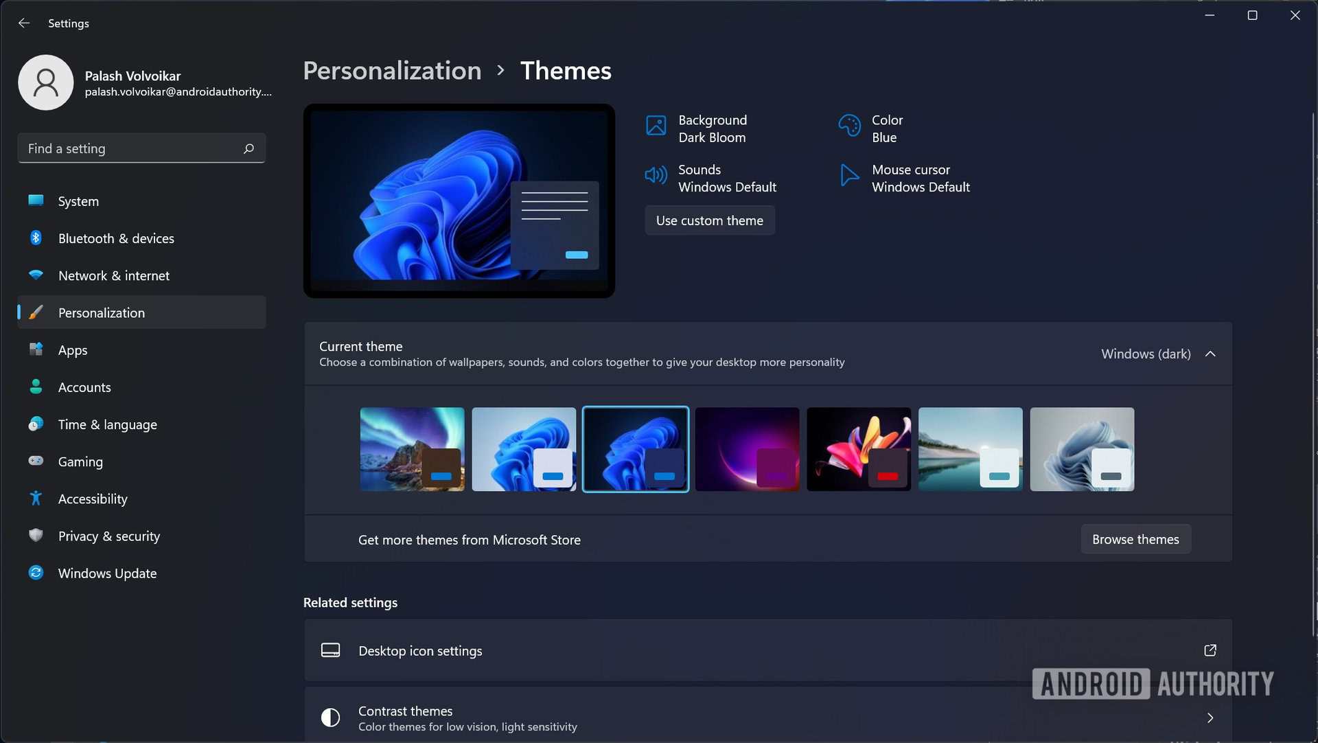 Windows 11 themes use custom theme