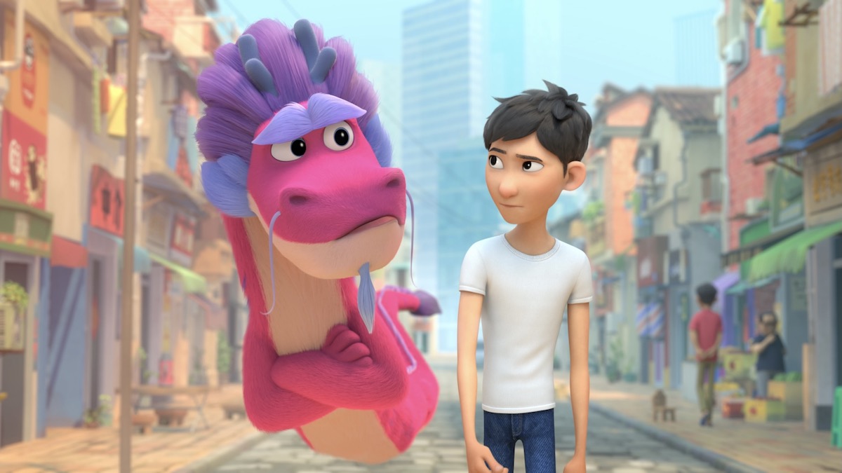 seorang anak laki-laki animasi berjalan di jalan ditemani naga merah muda besar di Wish Dragon - film fantasi terbaik di Netflix