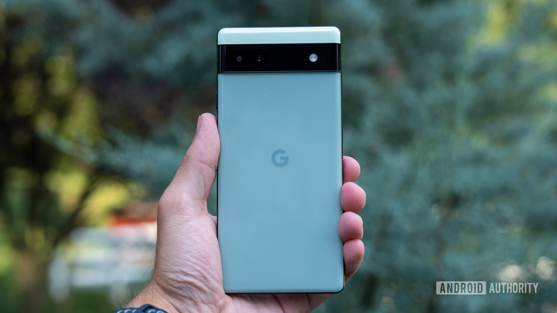 Google Pixel 6a снова в руках на открытом воздухе