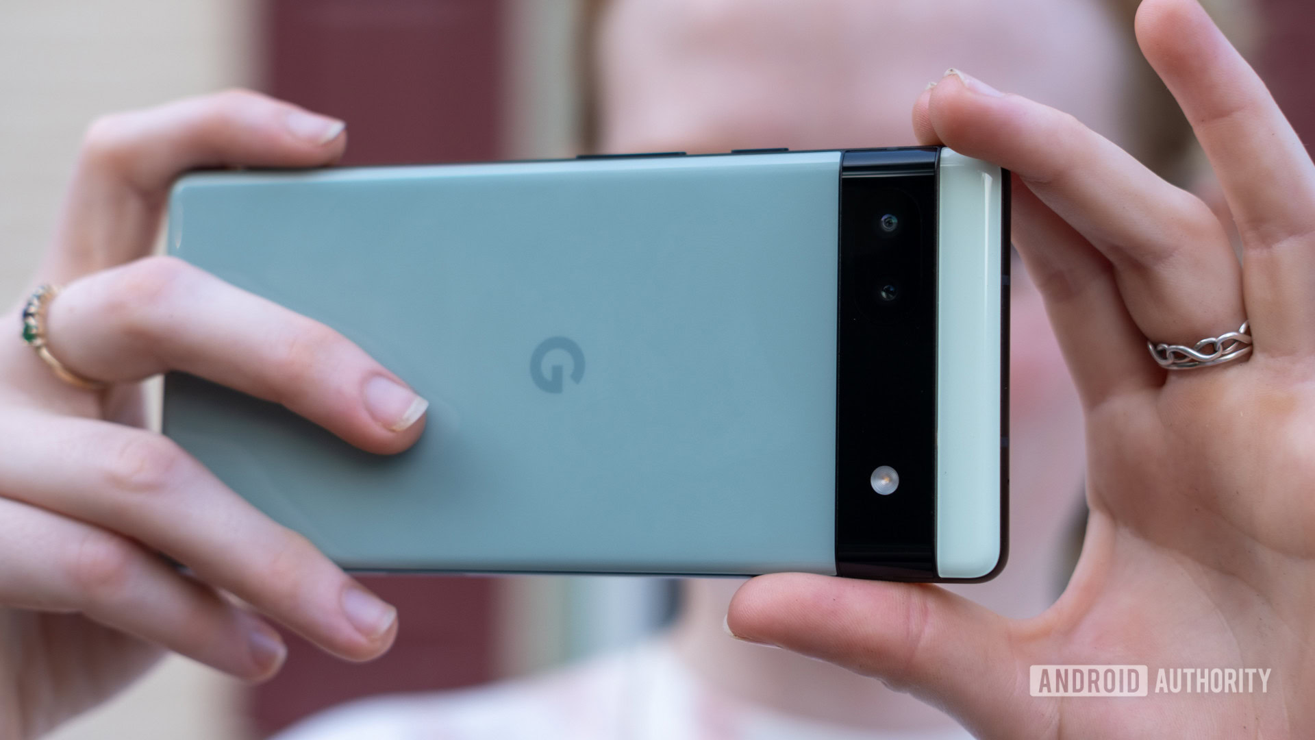 Google Pixel 6a cámara en mano