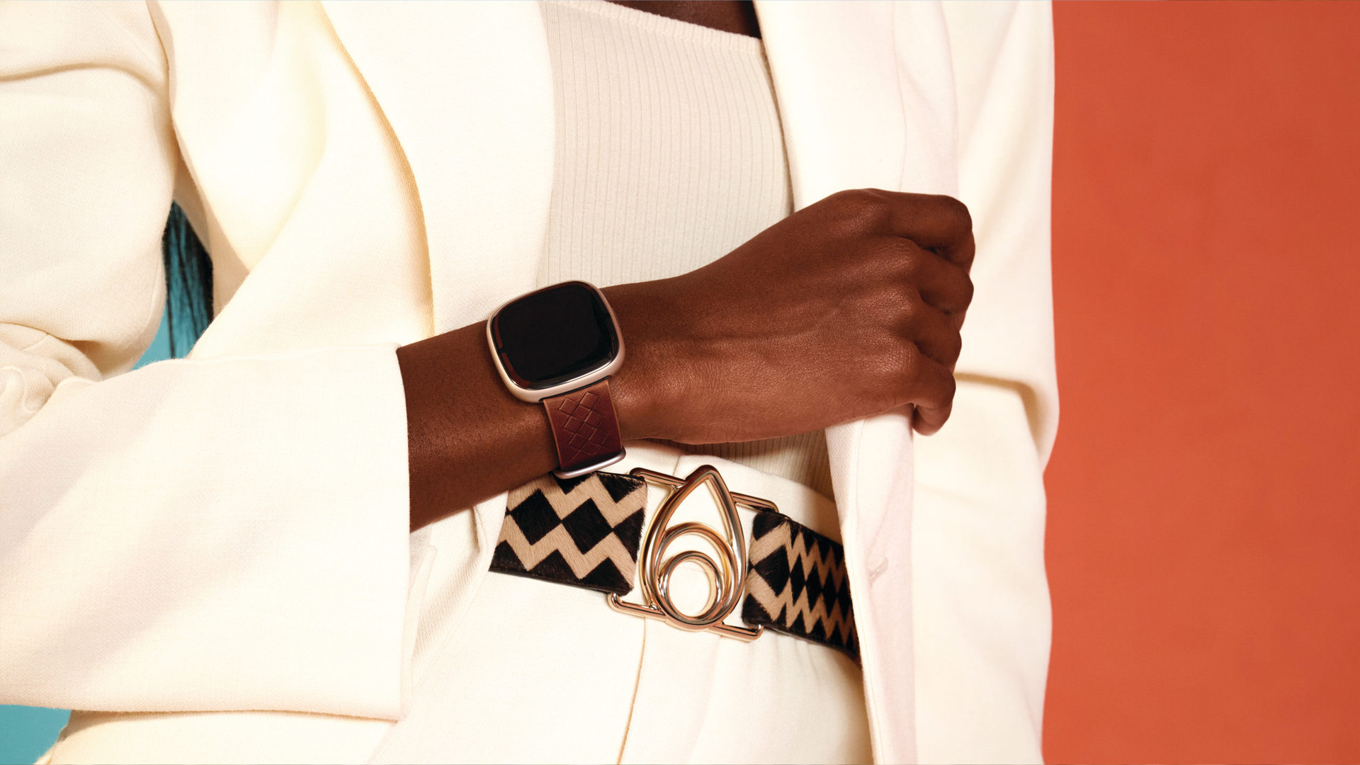 Seorang model menampilkan Fitbit Sense 2 di pergelangan tangannya.