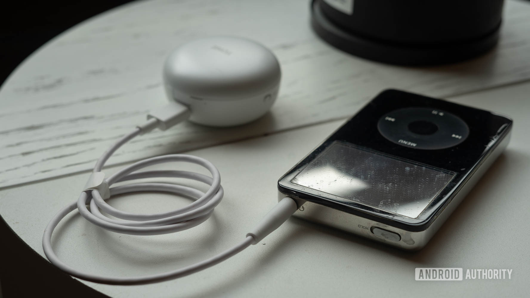 LG Tone Free FP9 anmeldelse koblet til en iPod