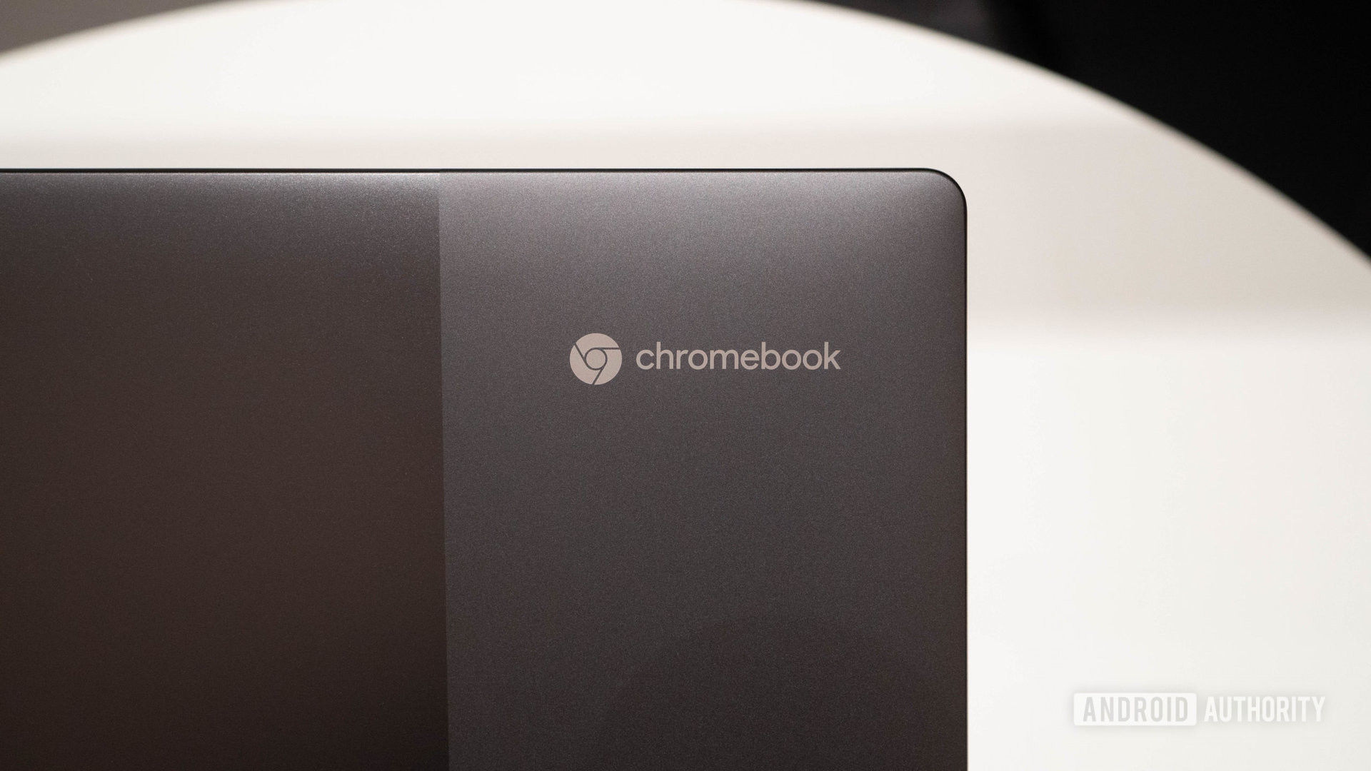 Chromebook Lenovo IdeaPad 5i menampilkan logo Chromebook