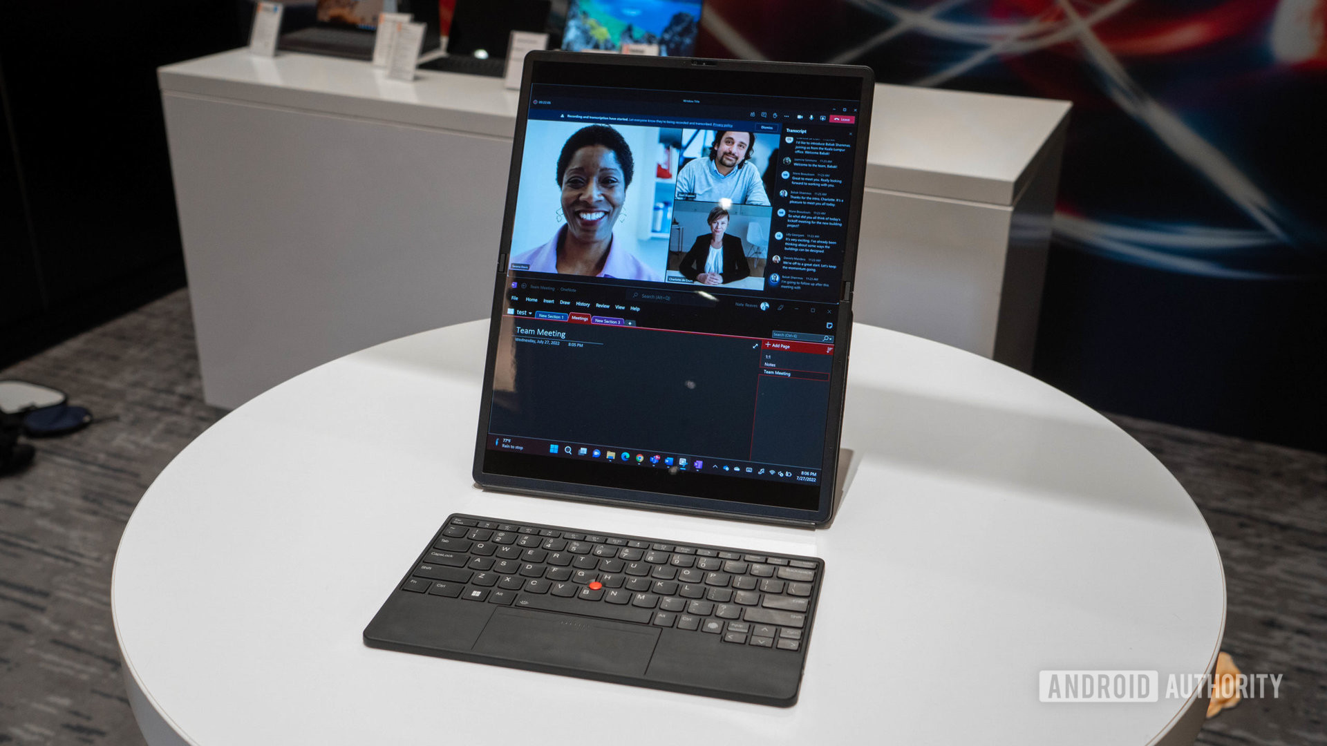 Lenovo X1 Fold dalam mode potret dengan layar terpisah dan keyboard