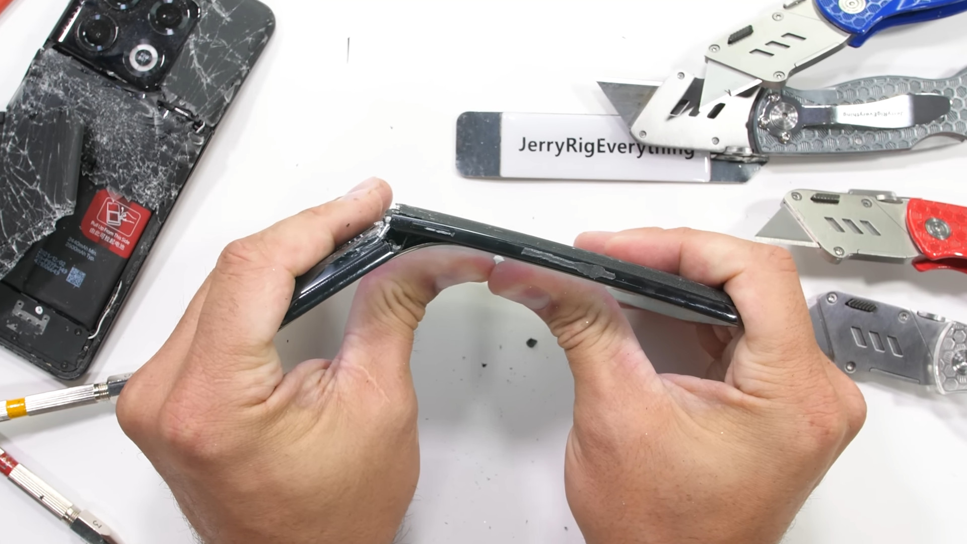OnePlus 10T बेंड टेस्ट जेरीरीगेवरीथिंग