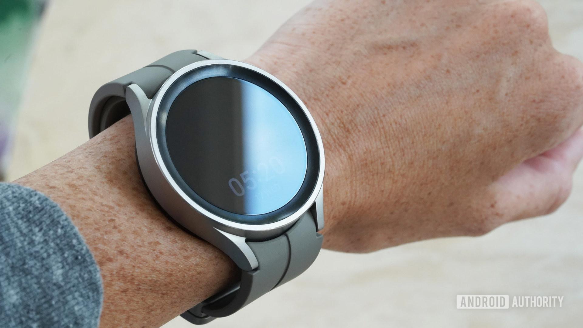 Un Samsung Galaxy Watch 5 Pro en las muñecas de un usuario muestra un espacio debajo de las asas del reloj.