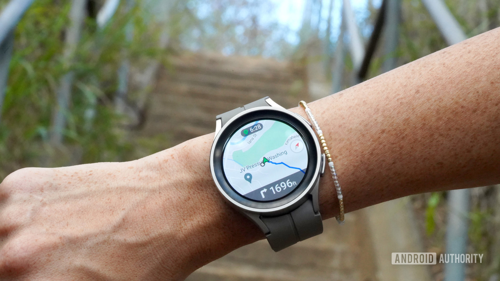 Un utilisateur de la Samsung Galaxy Watch 5 Pro suit un itinéraire .GPX téléchargé.