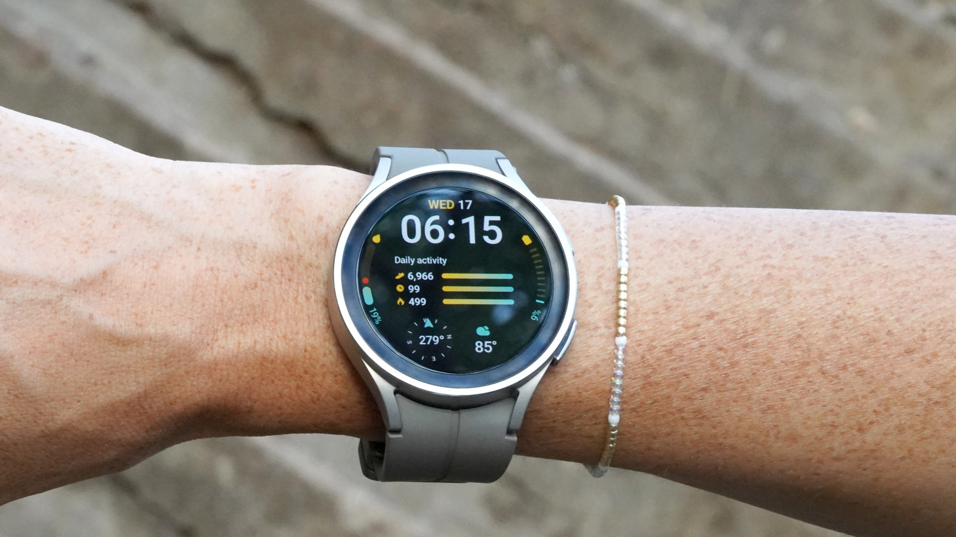 Wajah jam tangan Samsung Galaxy Watch 5 Pro