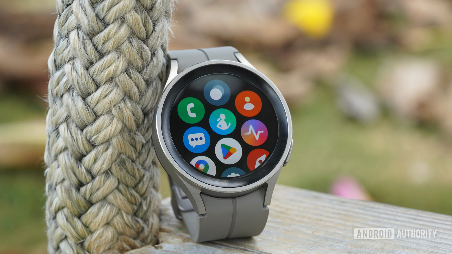 Samsung Galaxy Watch 5 Pro wyświetla swoją bibliotekę aplikacji, w tym aplikacje natywne Google i Samsung