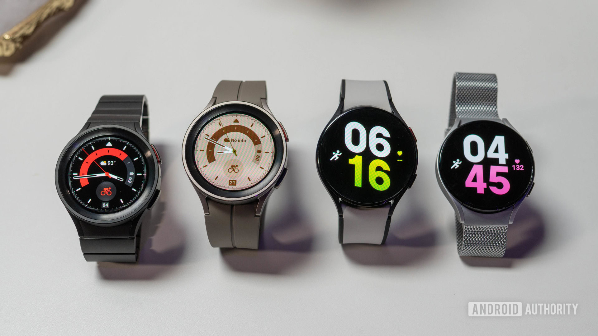 Modelos Samsung Galaxy Watch 5 Pro y Samsung Galaxy Watch 5 en una mesa de diferentes colores