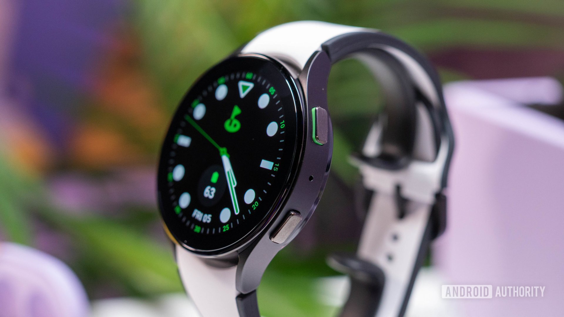 Samsung Galaxy Watch 5 primer plano de botones con acento verde