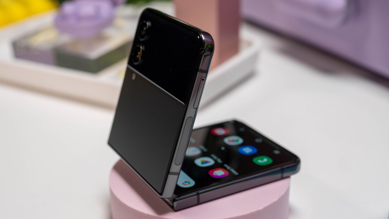 Samsung Galaxy Z Flip 4 handson The most popular foldable returns