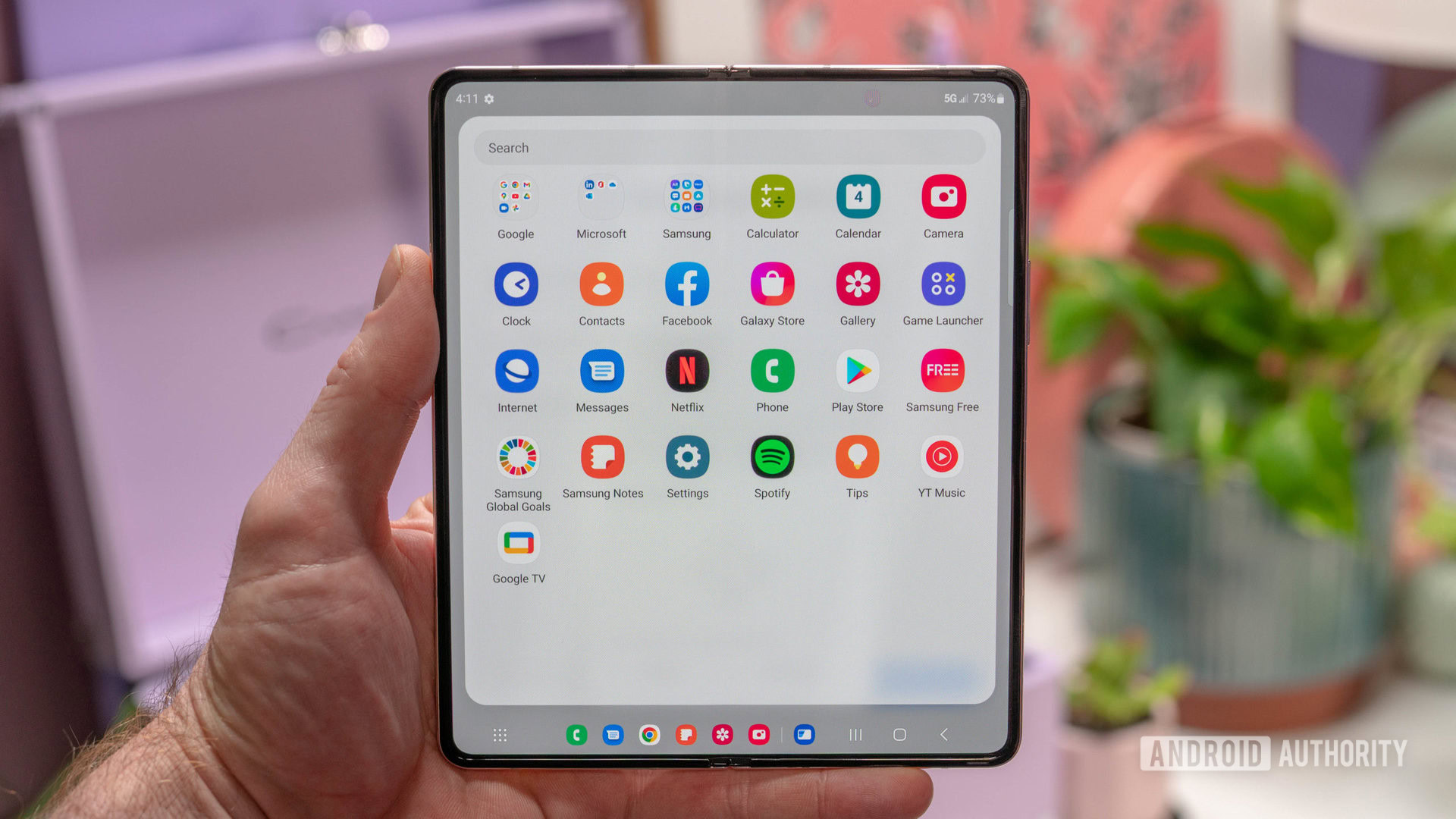 Samsung Galaxy Z Fold 4 abierto en la mano mostrando el cajón de la aplicación