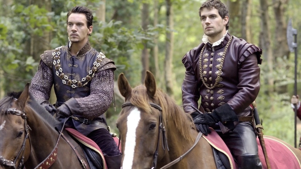 Dua pria menunggang kuda di The Tudors - pertunjukan seperti rumah naga