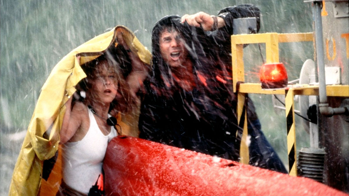 Bill Paxton and Helen Hunt shelter themselves from rain in Twister